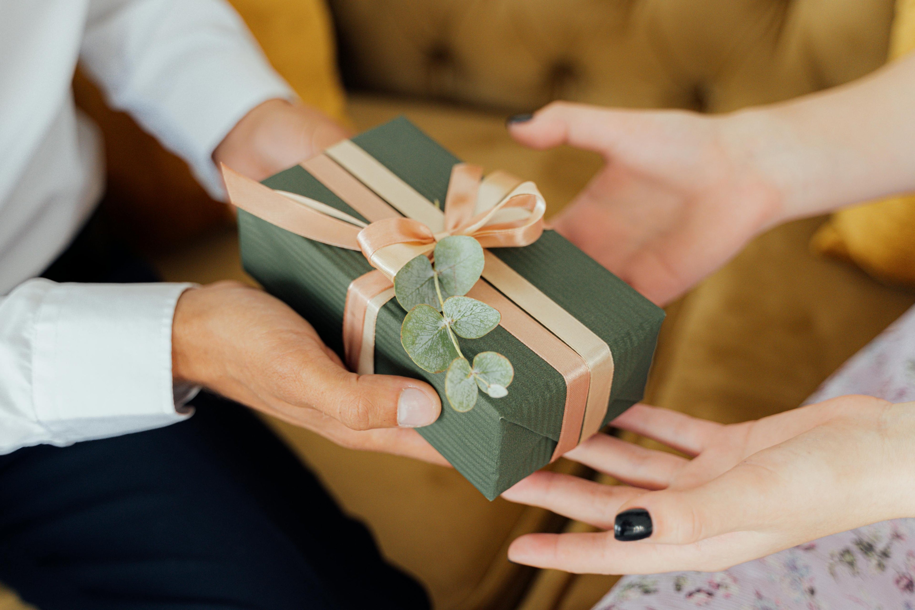 What to Give as a Housewarming Gift: A Realtor's Complete Guide
