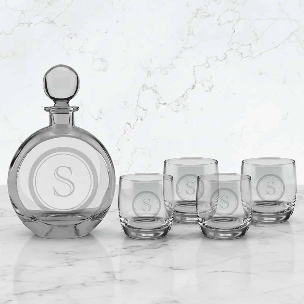 Glass decanter and four glasses with 'Best Man' text on a marble surface